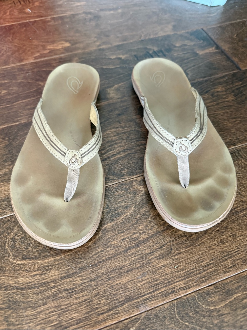 Olukai leather flip-flops size 8